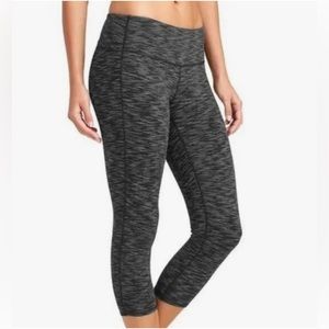 ATHLETA Energy Chaturang Capri Leggings Space Dye Black and Gray Size Small